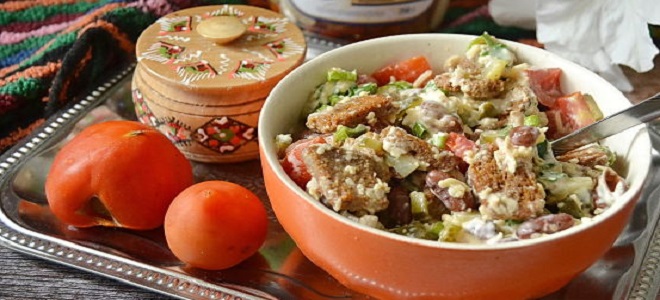 Салат «Обжорка» с колбасой и фасолью