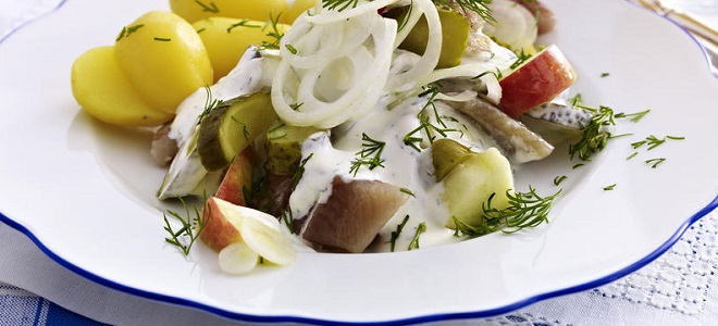 Салат рыбный с картошкой классический
