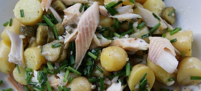 салат с копченой рыбой и картошкой