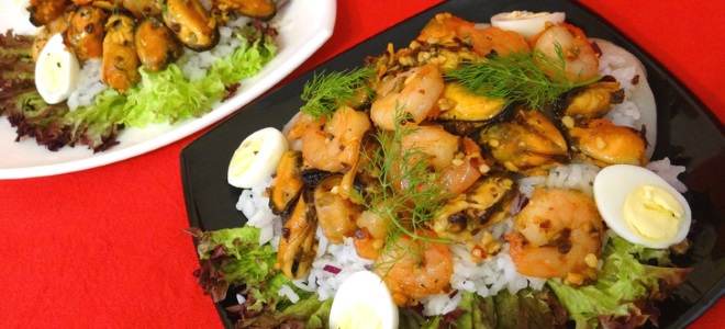 салат с морепродуктами и рисом