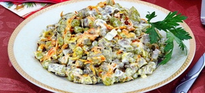 салат с печенью и зеленым горошком