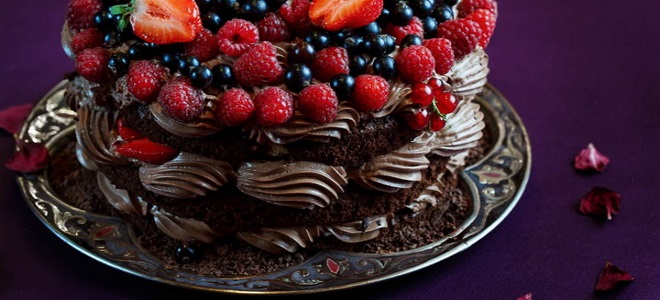 шоколадный торт с фруктами