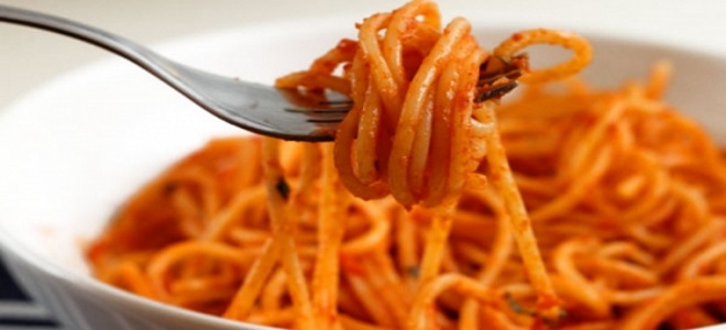 спагетти с томатной пастой и сыром