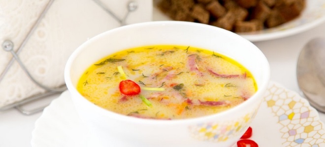 Суп с охотничьими колбасками и плавленным сыром