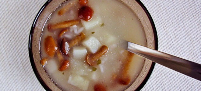 Суп с солеными грибами в мультиварке