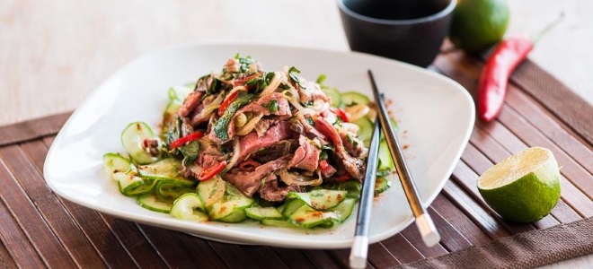 тайский салат с говядиной
