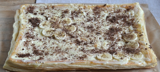 Торт из слоеного теста - рецепты со сгущенкой, сметанным кремом и