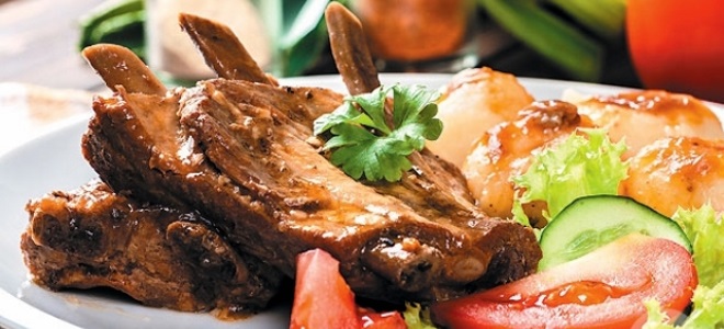 Тушеные свиные ребрышки – рецепты с картошкой, капустой, черносливом в .