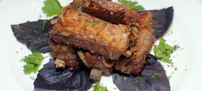 Тушеные свиные ребрышки – рецепты с картошкой, капустой, черносливом в .