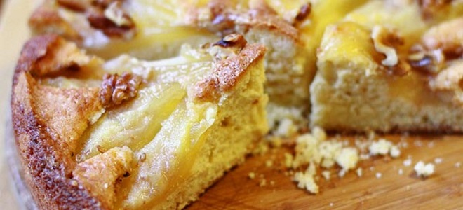 Яблочный пирог на кефире - простой рецепт