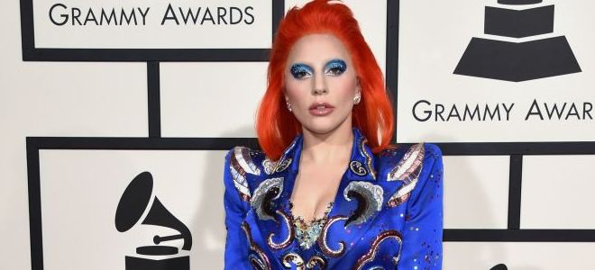 «Грэмми-2016»: Леди Гага посвятила Дэвиду Боуи яркий музыкальный перфоманс и тат