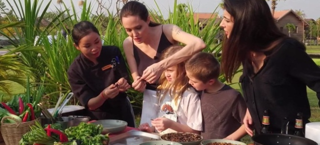 Анджелина Джоли с детьми отведала тарантулов и скорпионов в Камбодже