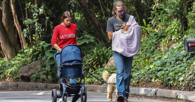Ирина Шейк и Брэдли Купер на прогулке с новорожденной дочкой