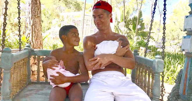Криштиану Роналду опубликовал фото со старшим сыном и двойняшками