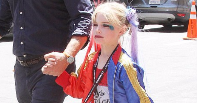 Сын Наоми Уоттс и Лива Шрайбера был замечен на Comic-Con в костюме Харли Квинн из «Отряда самоубийц»