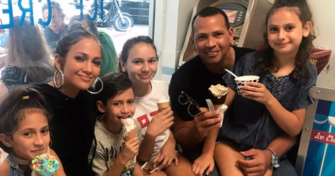 Так мило: Дженнифер Лопес и Алекс Родригес сходили поесть мороженое с детьми