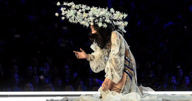Китайская модель Мин Си упала во время шоу Victoria's Secret 2017