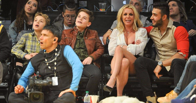 Не скрывая чувств: Бритни Спирс с бойфрендом и сыновьями на матче любимой команды