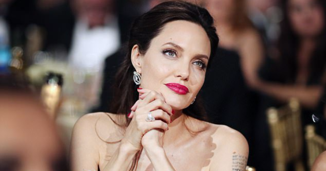 Как невеста: Анджелина Джоли на Critics' Choice Awards 2018