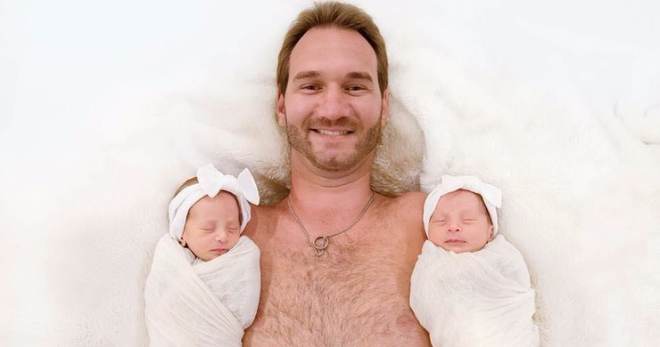 Ник Вуйчич поделился фото с новорожденными дочерьми