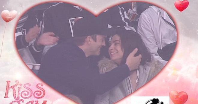 По-прежнему горячо: Эштон Кутчер и Мила Кунис поцеловались на хоккейном матче