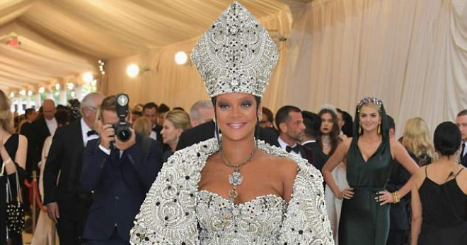 Рианна в образе Папы Римского на Met Gala 2018