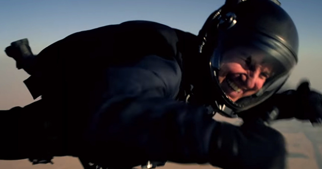 Том Круз на съемках прыгнул с парашютом с высоты почти восемь тысяч метров