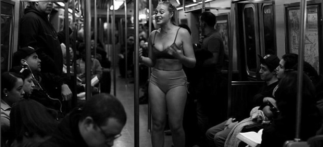 Искра Лоуренс разделась в нью-йоркском метро