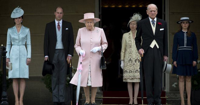 Члены королевской семьи Великобритании устроили садовую вечеринку в Букингемском дворце