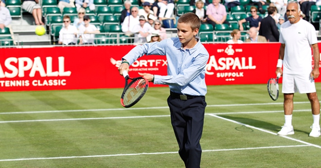 Ромео Бекхэм продемонстрировал талант на теннисном корте турнира Aspall Tennis Classic