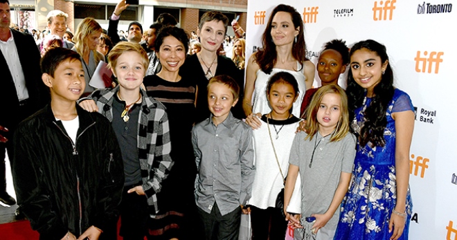 Анджелина Джоли с детьми появилась на премьере мультфильма «Добытчик» в Торонто