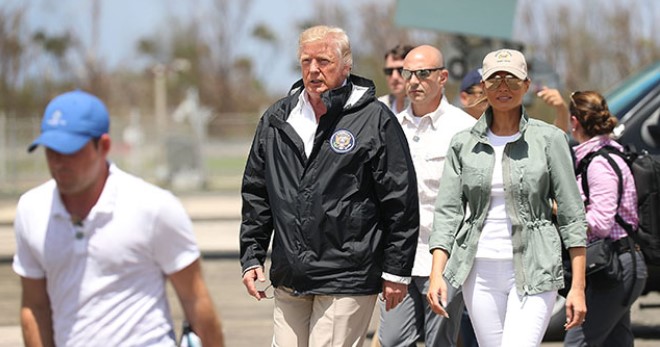 Дональд и Мелания Трамп в Пуэрто-Рико: практичная одежда и разбрасывание бумажных полотенец