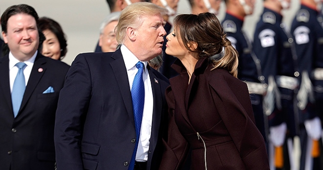 Редкий поцелуй на публике: Дональд и Мелания Трамп прилетели в Южную Корею
