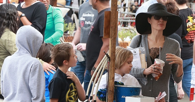 Заботливая мамочка Анджелина Джоли: прогулка с детьми по рынку и посещение секции по каратэ
