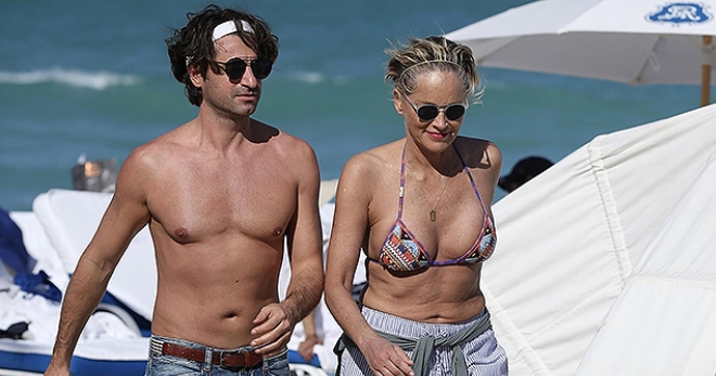 Шэрон Стоун и ее молодой возлюбленный Анджело Бофф продемонстрировали свои чувства на пляже в Майами