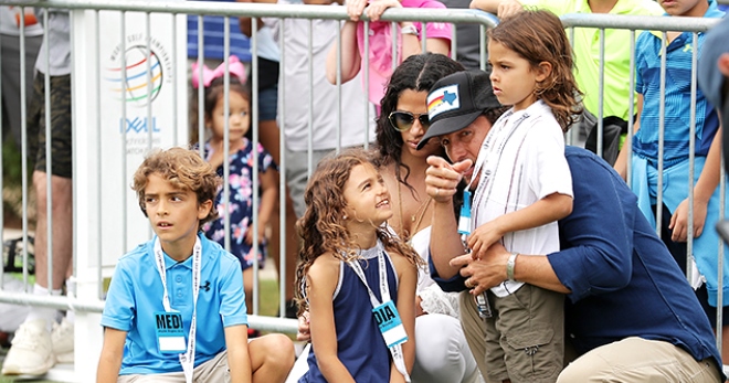 Мэттью МакКонахи и Камилла Алвес с детьми посетили финал матча по гольфу в Остине