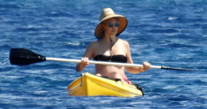 Беременная Кейт Хадсон показала, как она умеет кататься на каяке в Греции