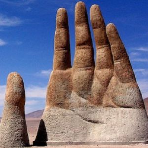 Статуя руки в пустыне Аtacama