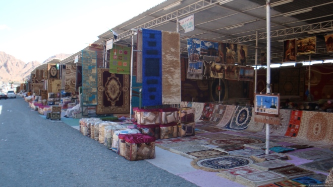 Посещение рынка ковров входит в некоторые экскурсии