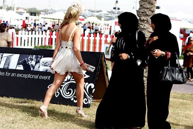 Как нельзя одеваться женщинам в Саудовской Аравии