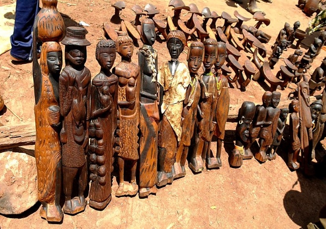 Резные фигурки из дерева - традиционный эфиопский сувенир