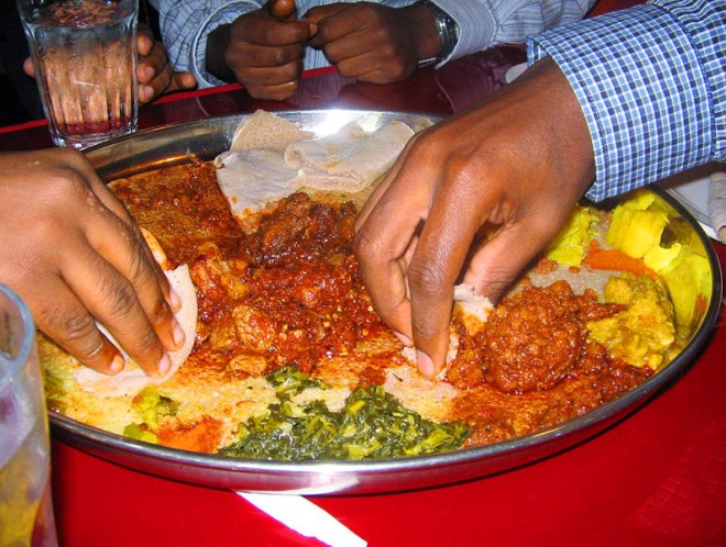 Эфиопцы едят руками