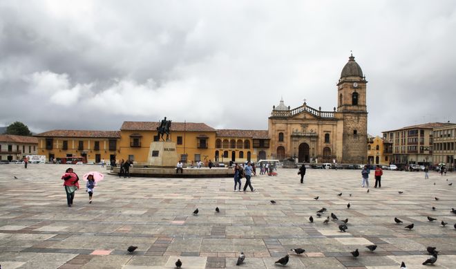 Центральная площадь Тунхи с Кафдеральным собором и памятником Симона Боливара