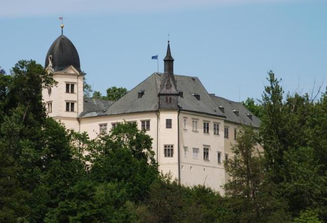 Замок Грубый Рогозец