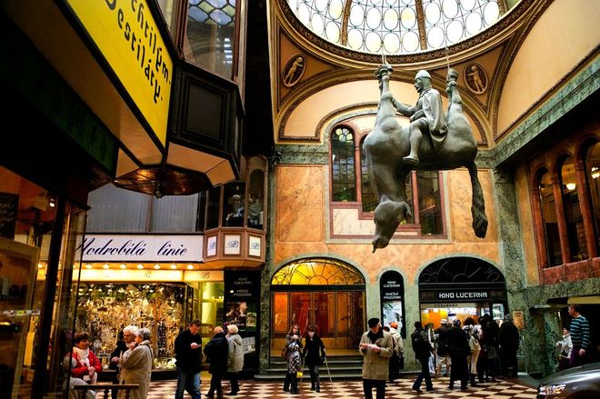 Скульптура перевернутого коня в торговом центер Люцерна, Прага