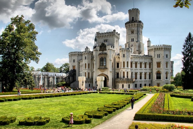 Посещение замка Глубока-над-Влтавой входит в состав экскурсии в Чески-Крумлов