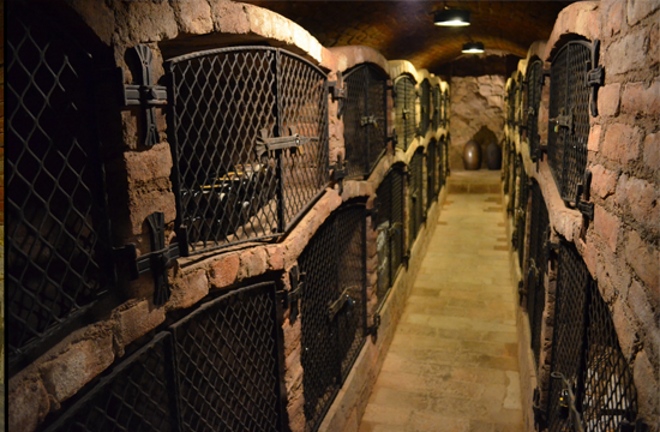 Во время винного тура в Моравию можно посетить подвалы и продегустировать вино