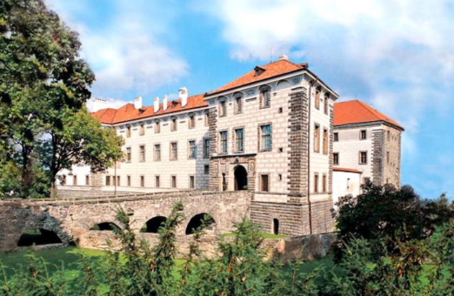 В замке Нелагозевес располагается крупнейшая в стране коллекция средневековой жи