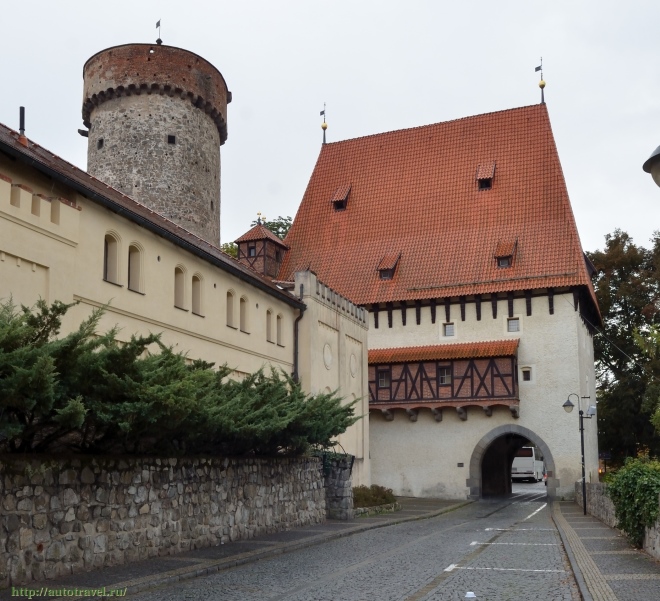 Башня замка Котнов и Бехиньские ворота