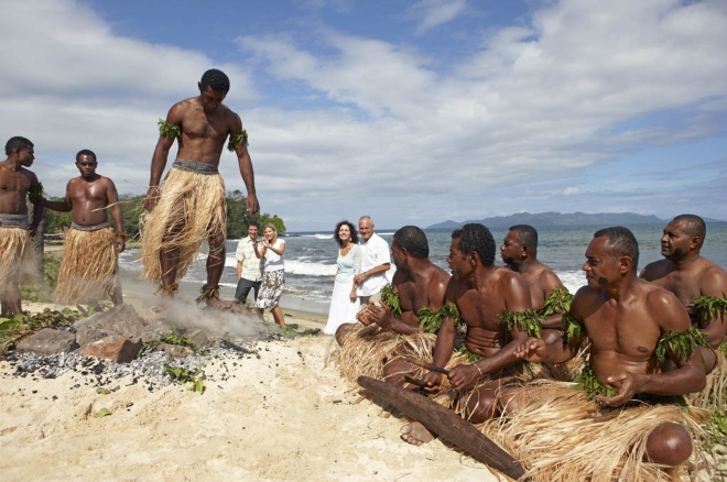 Жители острова Бека ежедневно устраивают представления с танцами на раскаленных 